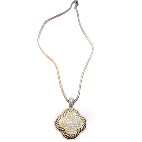 Vintage Jewelry - Vintage style clover Gold tone silver Necklace with Elegant Pendant